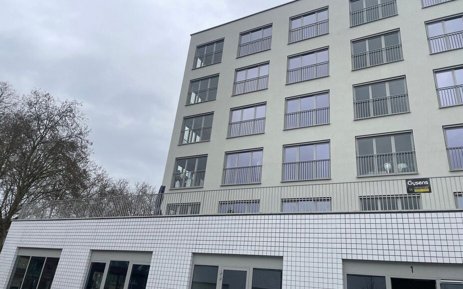 Leemans Immobiliën presenteert u  dit energiezuinig nieuwbouwappartement, gelegen op een toplocatie in het bruisende centrum van Aalst. Dankzij de uiterst centrale ligging bevinden winkels, het ziekenhuis, sportfaciliteiten, scholen en openbaar vervoer z
