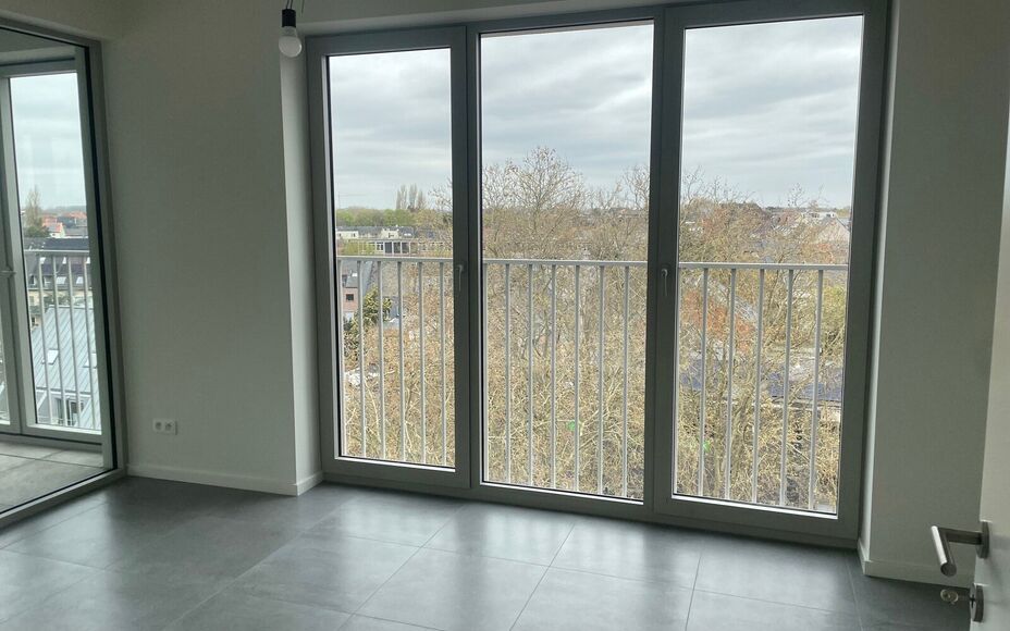 Leemans Immobiliën presenteert u  dit energiezuinig nieuwbouwappartement, gelegen op een toplocatie in het bruisende centrum van Aalst. Dankzij de uiterst centrale ligging bevinden winkels, het ziekenhuis, sportfaciliteiten, scholen en openbaar vervoer z