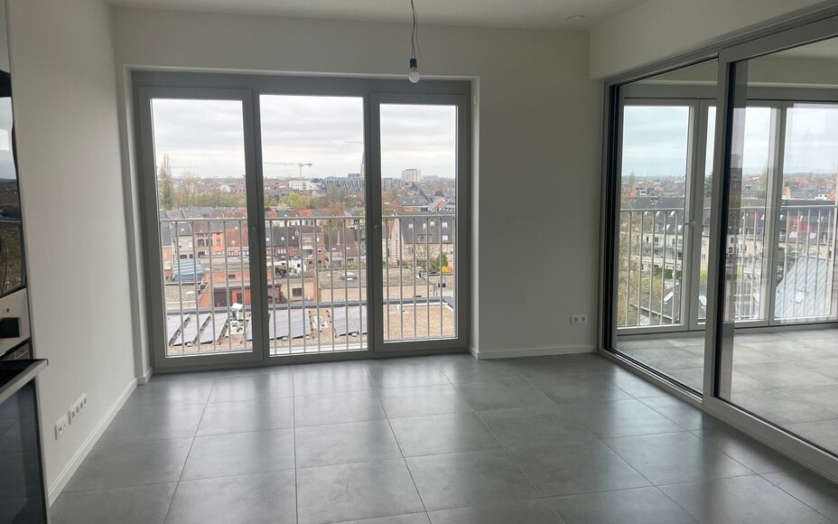 Leemans Immobiliën presenteert u  dit energiezuinig nieuwbouwappartement, gelegen op een toplocatie in het bruisende centrum van Aalst. Dankzij de uiterst centrale ligging bevinden winkels, het ziekenhuis, sportfaciliteiten, scholen en openbaar vervoer z