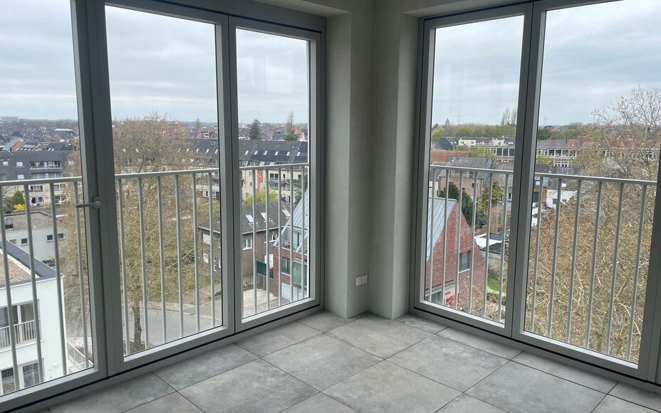 Leemans Immobiliën presenteert u  dit energiezuinig nieuwbouwappartement, gelegen op een toplocatie in het bruisende centrum van Aalst. Dankzij de uiterst centrale ligging bevinden winkels, het ziekenhuis, sportfaciliteiten, scholen en openbaar vervoer z