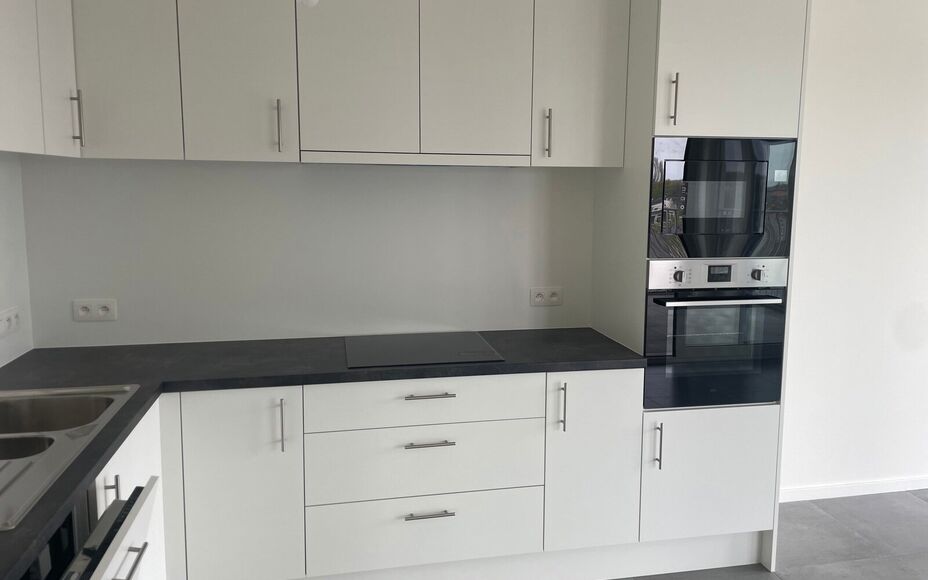 Leemans Immobiliën presenteert u  dit energiezuinig nieuwbouwappartement, gelegen op een toplocatie in het bruisende centrum van Aalst. Dankzij de uiterst centrale ligging bevinden winkels, het ziekenhuis, sportfaciliteiten, scholen en openbaar vervoer z