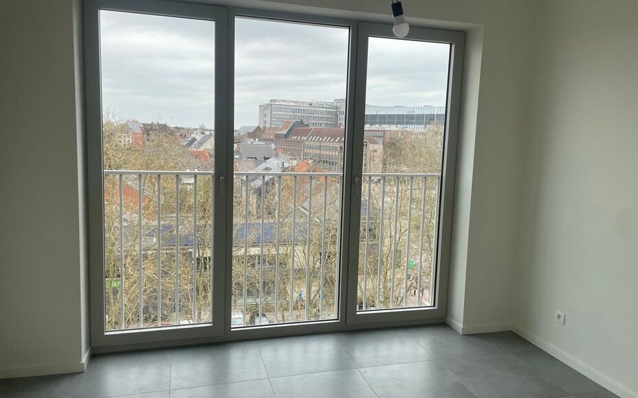 Leemans Immobiliën presenteert u  dit energiezuinig nieuwbouwappartement, gelegen op een toplocatie in het bruisende centrum van Aalst. Dankzij de uiterst centrale ligging bevinden winkels, het ziekenhuis, sportfaciliteiten, scholen en openbaar vervoer z