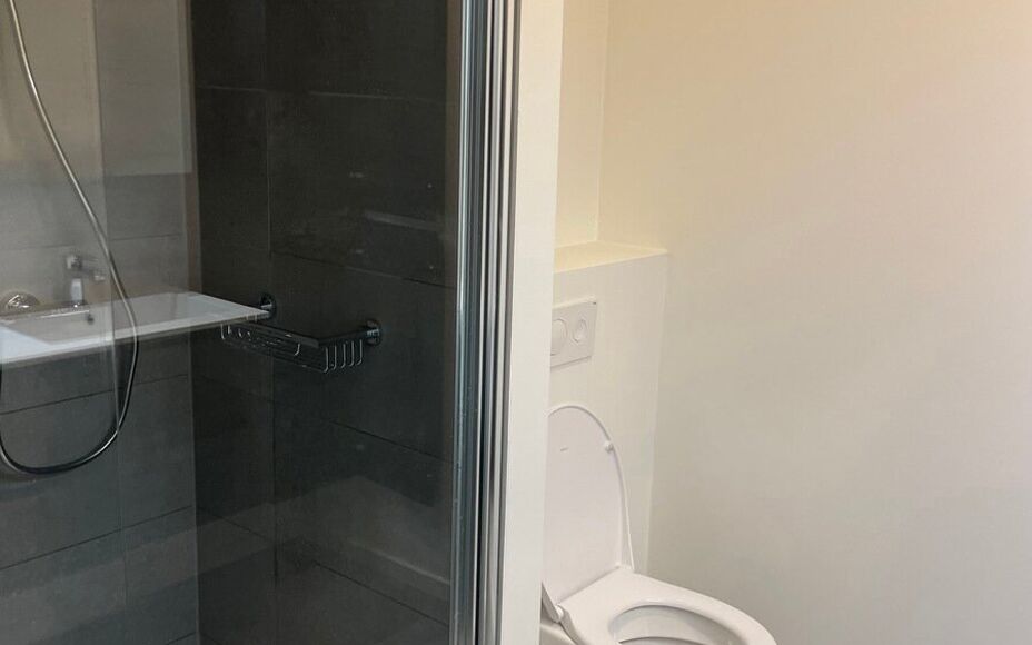 Leemans Immobiliën presenteert u  dit energiezuinig nieuwbouwappartement, gelegen op een toplocatie in het bruisende centrum van Aalst. Dankzij de uiterst centrale ligging bevinden winkels, het ziekenhuis, sportfaciliteiten, scholen en openbaar vervoer z