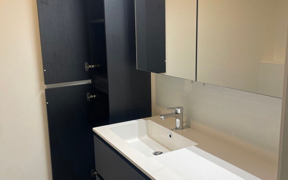 Leemans Immobiliën presenteert u  dit energiezuinig nieuwbouwappartement, gelegen op een toplocatie in het bruisende centrum van Aalst. Dankzij de uiterst centrale ligging bevinden winkels, het ziekenhuis, sportfaciliteiten, scholen en openbaar vervoer z