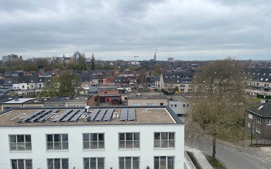 Leemans Immobiliën presenteert u  dit energiezuinig nieuwbouwappartement, gelegen op een toplocatie in het bruisende centrum van Aalst. Dankzij de uiterst centrale ligging bevinden winkels, het ziekenhuis, sportfaciliteiten, scholen en openbaar vervoer z