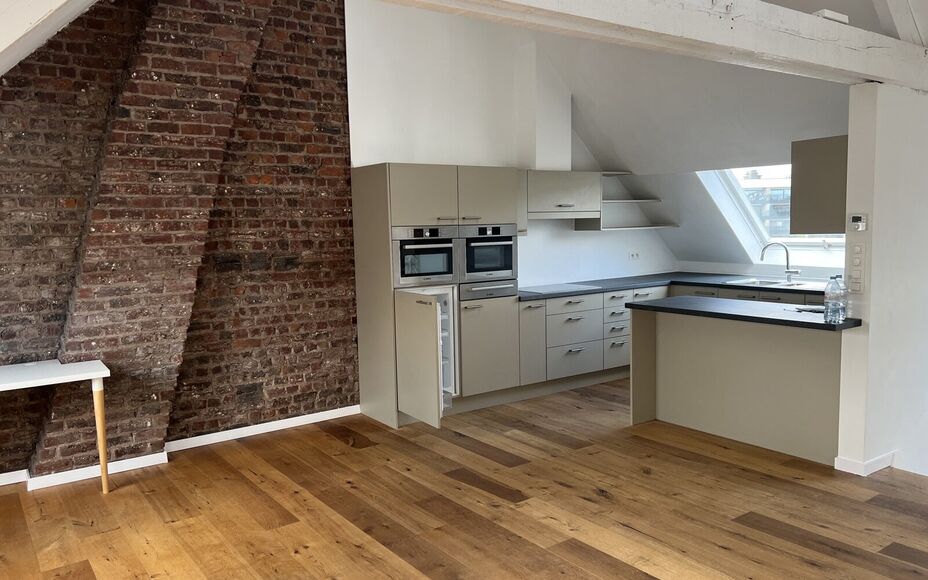 LEEMANS IMMOBILIËN biedt u dit volledig gerenoveerd tweeslaapkamer appartement te huur aan op toplocatie in het centrum van Asse. 

Op zoek naar een instapklaar appartement op wandelafstand van de Kerk (50m) en de markt van Asse (250m)? Dan kan dit geren