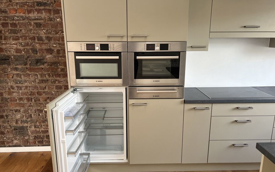 LEEMANS IMMOBILIËN biedt u dit volledig gerenoveerd tweeslaapkamer appartement te huur aan op toplocatie in het centrum van Asse. 

Op zoek naar een instapklaar appartement op wandelafstand van de Kerk (50m) en de markt van Asse (250m)? Dan kan dit geren
