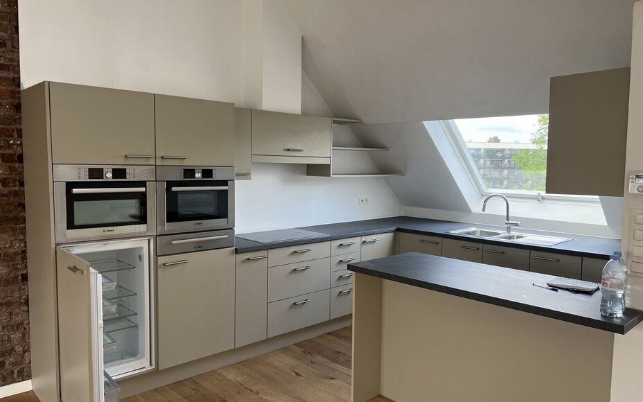 LEEMANS IMMOBILIËN biedt u dit volledig gerenoveerd tweeslaapkamer appartement te huur aan op toplocatie in het centrum van Asse. 

Op zoek naar een instapklaar appartement op wandelafstand van de Kerk (50m) en de markt van Asse (250m)? Dan kan dit geren