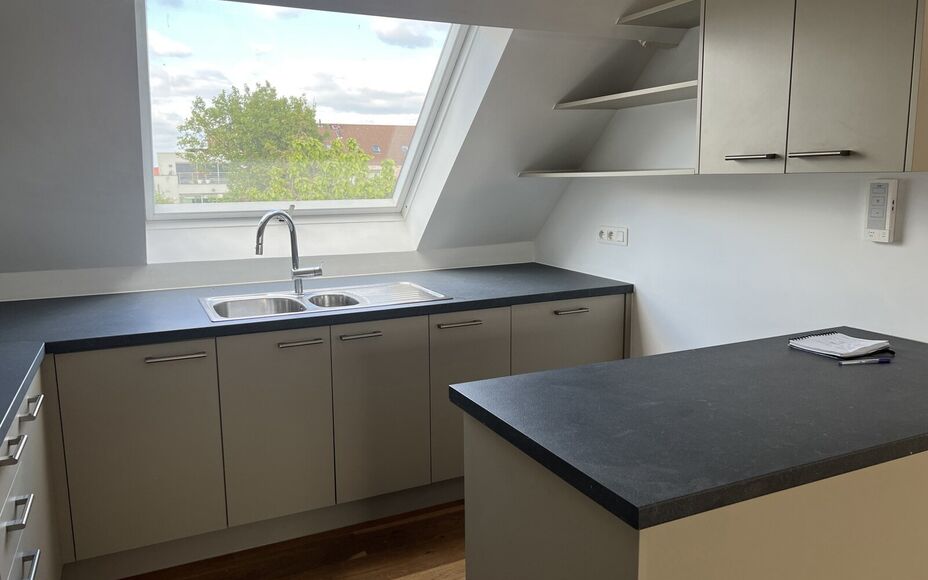 LEEMANS IMMOBILIËN biedt u dit volledig gerenoveerd tweeslaapkamer appartement te huur aan op toplocatie in het centrum van Asse. 

Op zoek naar een instapklaar appartement op wandelafstand van de Kerk (50m) en de markt van Asse (250m)? Dan kan dit geren