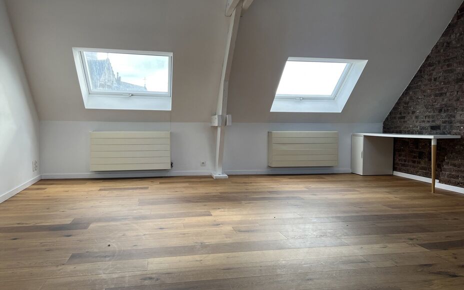 LEEMANS IMMOBILIËN biedt u dit volledig gerenoveerd tweeslaapkamer appartement te huur aan op toplocatie in het centrum van Asse. 

Op zoek naar een instapklaar appartement op wandelafstand van de Kerk (50m) en de markt van Asse (250m)? Dan kan dit geren