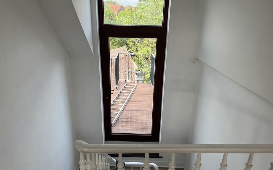 LEEMANS IMMOBILIËN biedt u dit volledig gerenoveerd tweeslaapkamer appartement te huur aan op toplocatie in het centrum van Asse. 

Op zoek naar een instapklaar appartement op wandelafstand van de Kerk (50m) en de markt van Asse (250m)? Dan kan dit geren