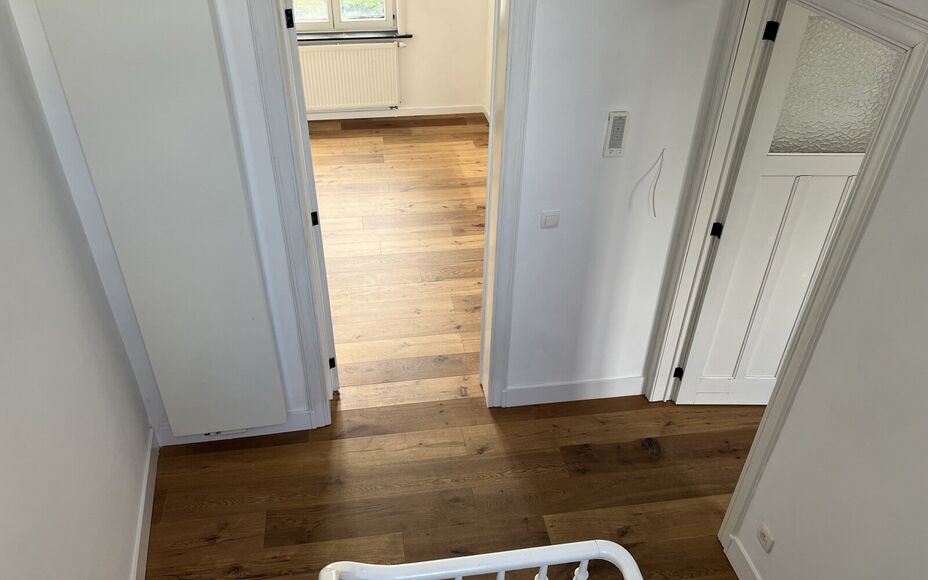 LEEMANS IMMOBILIËN biedt u dit volledig gerenoveerd tweeslaapkamer appartement te huur aan op toplocatie in het centrum van Asse. 

Op zoek naar een instapklaar appartement op wandelafstand van de Kerk (50m) en de markt van Asse (250m)? Dan kan dit geren