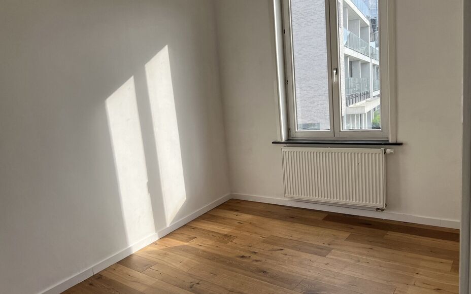 LEEMANS IMMOBILIËN biedt u dit volledig gerenoveerd tweeslaapkamer appartement te huur aan op toplocatie in het centrum van Asse. 

Op zoek naar een instapklaar appartement op wandelafstand van de Kerk (50m) en de markt van Asse (250m)? Dan kan dit geren