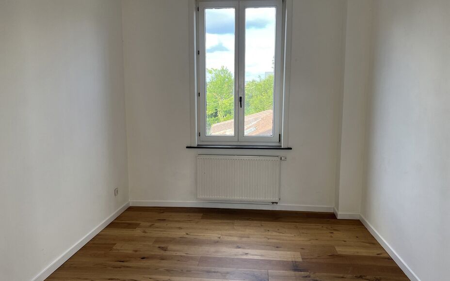 LEEMANS IMMOBILIËN biedt u dit volledig gerenoveerd tweeslaapkamer appartement te huur aan op toplocatie in het centrum van Asse. 

Op zoek naar een instapklaar appartement op wandelafstand van de Kerk (50m) en de markt van Asse (250m)? Dan kan dit geren