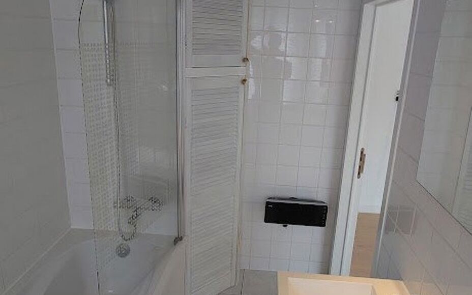 LEEMANS IMMOBILIËN biedt u dit volledig gerenoveerd éénslaapkamer appartement te huur aan op een rustige locatie in het centrum van Zellik. 

Dit betreft een appartement op de eerste verdieping van een kleinschalig appartementsgebouw van drie eenheden.