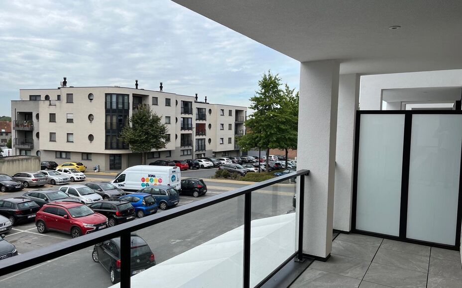 LEEMANS immobiliën biedt u volgend nieuwbouwappartement te huur aan, gelegen op TOPLOCATIE in centrum van Asse / zijde Gildehof.

Op zoek naar een ruim en zeer gezellig appartement op wandelafstand van de Kerk (50m), de markt (250m) met de gezellige caf