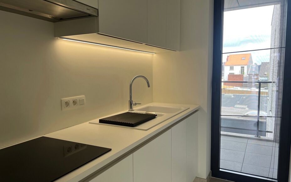 LEEMANS IMMOBILIËN biedt volgend nieuwbouwappartement te huur aan, gelegen op een toplocatie in het centrum van Asse / zijde Kerk. 

Op zoek naar een zéér gezellig appartement op wandelafstand van de Sint-Martinuskerk, de markt van Asse en de winkelstr