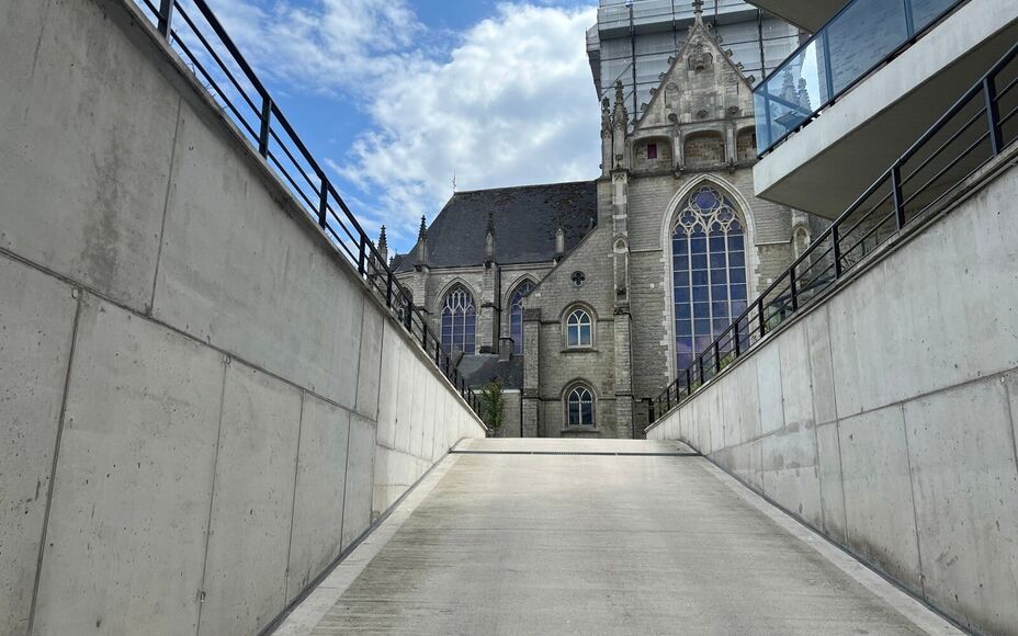 LEEMANS IMMOBILIËN biedt volgend nieuwbouwappartement te huur aan, gelegen op een toplocatie in het centrum van Asse / zijde Kerk. 

Op zoek naar een zéér gezellig appartement op wandelafstand van de Sint-Martinuskerk, de markt van Asse en de winkelstr