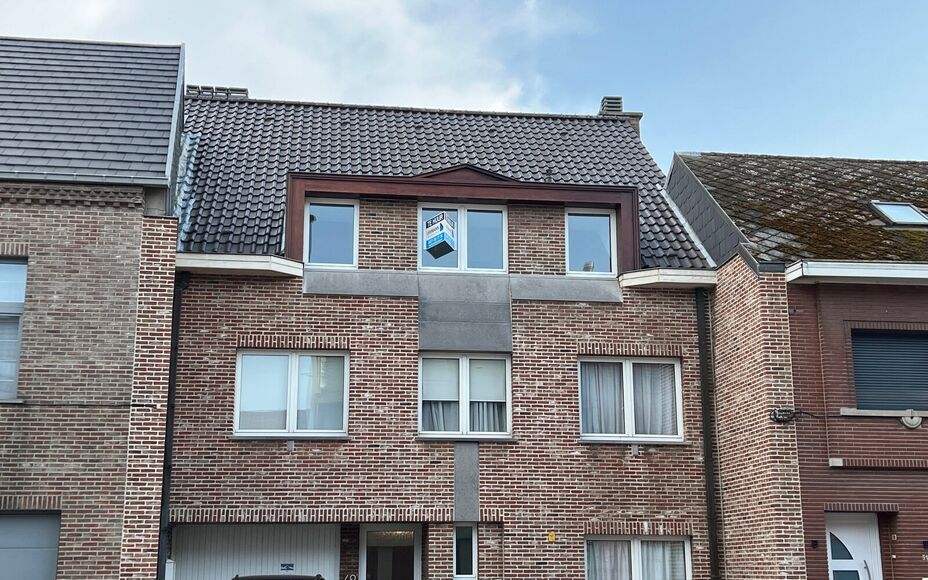 LEEMANS IMMOBILIËN biedt u dit drieslaapkamerappartement te huur aan in een klein residentieel appartementsgebouw van drie wooneenheden te Asse. 

Dit betreft een appartement met een netto bewoonbare oppervlakte van maar liefst +- 130m² in totaliteit.  