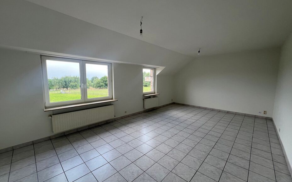 LEEMANS IMMOBILIËN biedt u dit drieslaapkamerappartement te huur aan in een klein residentieel appartementsgebouw van drie wooneenheden te Asse. 

Dit betreft een appartement met een netto bewoonbare oppervlakte van maar liefst +- 130m² in totaliteit.  