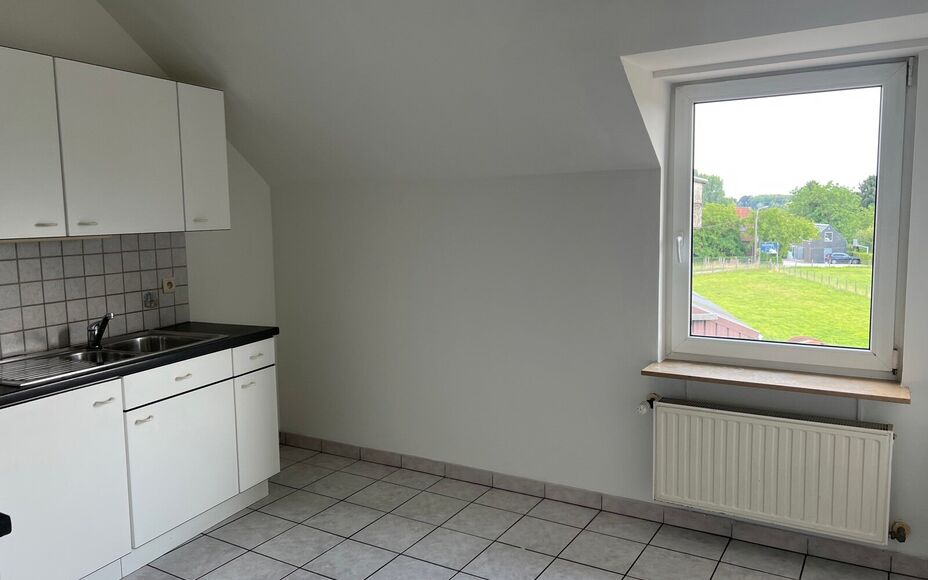 LEEMANS IMMOBILIËN biedt u dit drieslaapkamerappartement te huur aan in een klein residentieel appartementsgebouw van drie wooneenheden te Asse. 

Dit betreft een appartement met een netto bewoonbare oppervlakte van maar liefst +- 130m² in totaliteit.  