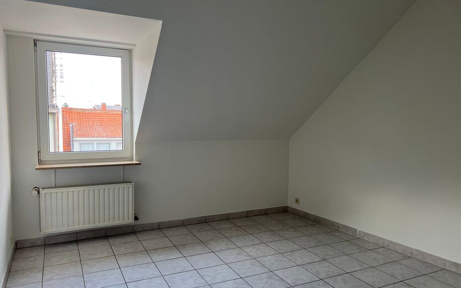 LEEMANS IMMOBILIËN biedt u dit drieslaapkamerappartement te huur aan in een klein residentieel appartementsgebouw van drie wooneenheden te Asse. 

Dit betreft een appartement met een netto bewoonbare oppervlakte van maar liefst +- 130m² in totaliteit.  
