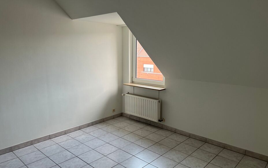 LEEMANS IMMOBILIËN biedt u dit drieslaapkamerappartement te huur aan in een klein residentieel appartementsgebouw van drie wooneenheden te Asse. 

Dit betreft een appartement met een netto bewoonbare oppervlakte van maar liefst +- 130m² in totaliteit.  