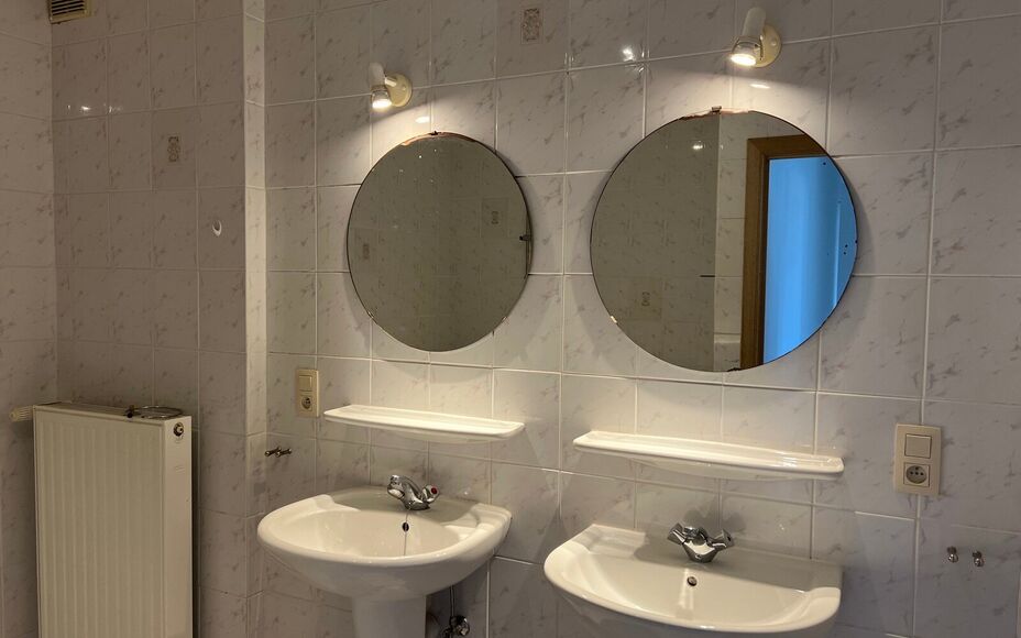 LEEMANS IMMOBILIËN biedt u dit drieslaapkamerappartement te huur aan in een klein residentieel appartementsgebouw van drie wooneenheden te Asse. 

Dit betreft een appartement met een netto bewoonbare oppervlakte van maar liefst +- 130m² in totaliteit.  
