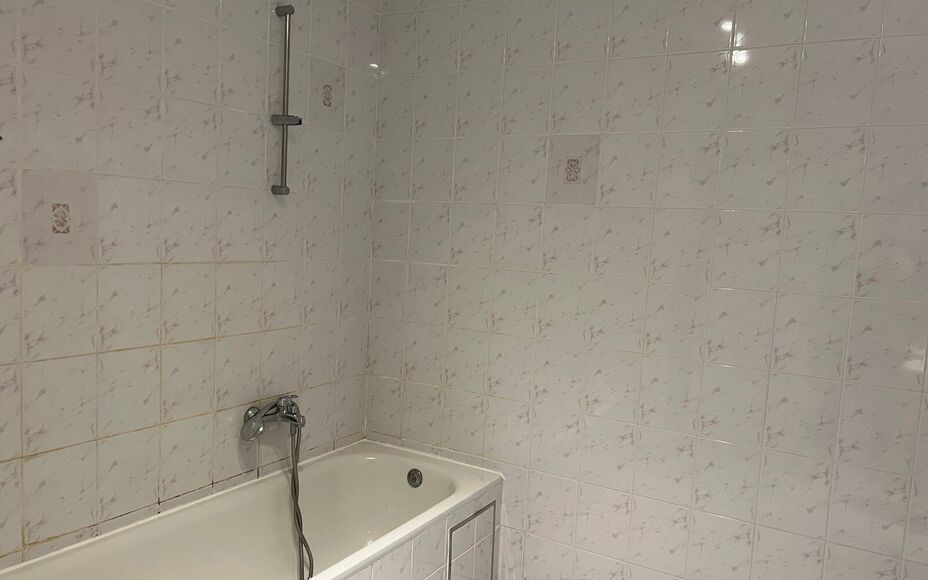 LEEMANS IMMOBILIËN biedt u dit drieslaapkamerappartement te huur aan in een klein residentieel appartementsgebouw van drie wooneenheden te Asse. 

Dit betreft een appartement met een netto bewoonbare oppervlakte van maar liefst +- 130m² in totaliteit.  