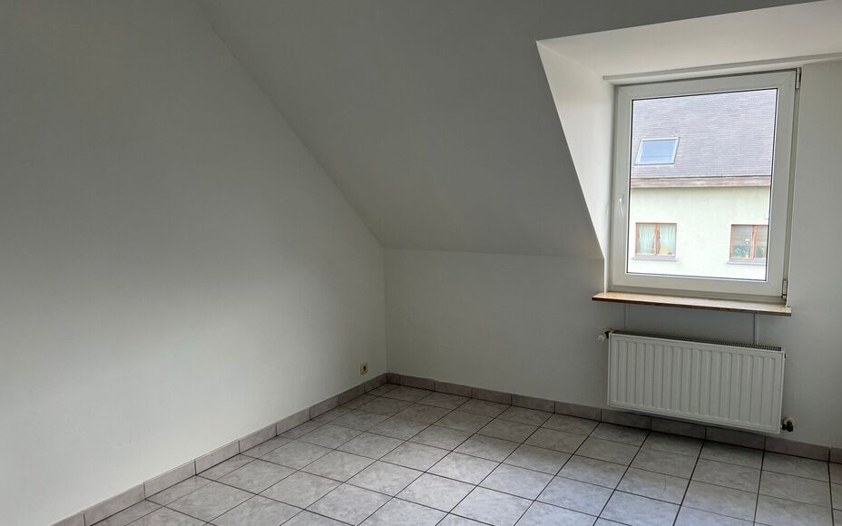 LEEMANS IMMOBILIËN biedt u dit drieslaapkamerappartement te huur aan in een klein residentieel appartementsgebouw van drie wooneenheden te Asse. 

Dit betreft een appartement met een netto bewoonbare oppervlakte van maar liefst +- 130m² in totaliteit.  