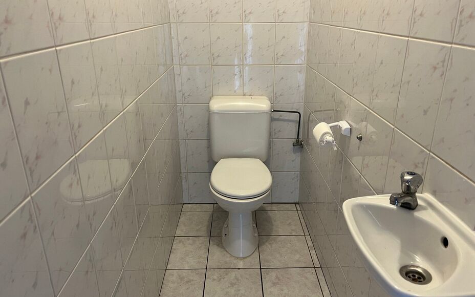 LEEMANS IMMOBILIËN biedt u dit drieslaapkamerappartement te huur aan in een klein residentieel appartementsgebouw van drie wooneenheden te Asse. 

Dit betreft een appartement met een netto bewoonbare oppervlakte van maar liefst +- 130m² in totaliteit.  