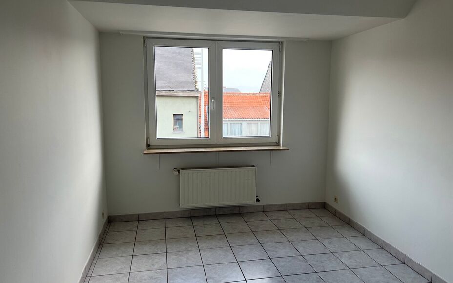 LEEMANS IMMOBILIËN biedt u dit drieslaapkamerappartement te huur aan in een klein residentieel appartementsgebouw van drie wooneenheden te Asse. 

Dit betreft een appartement met een netto bewoonbare oppervlakte van maar liefst +- 130m² in totaliteit.  