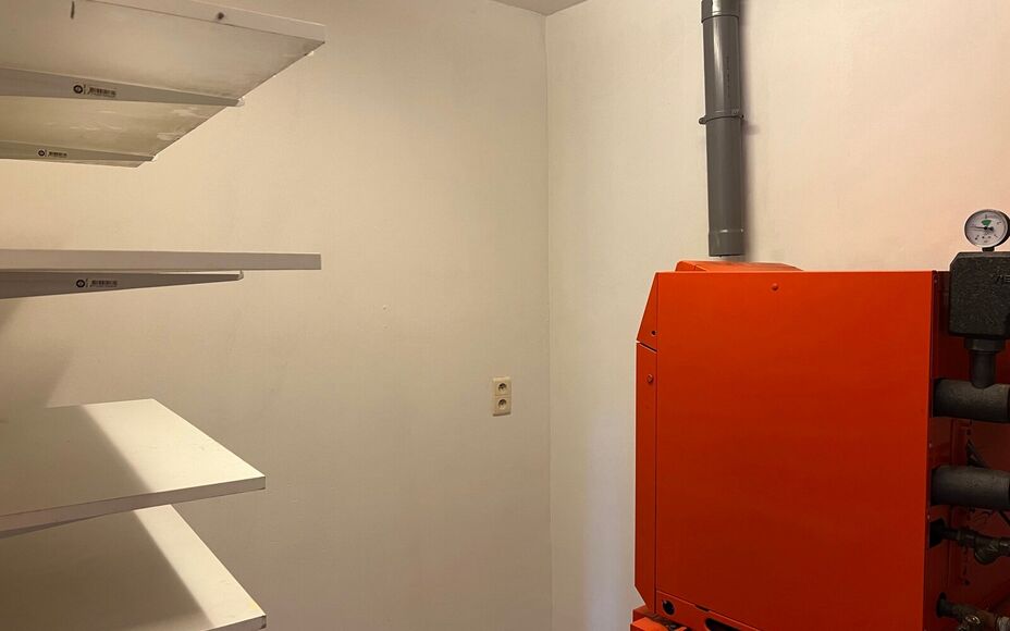 LEEMANS IMMOBILIËN biedt u dit drieslaapkamerappartement te huur aan in een klein residentieel appartementsgebouw van drie wooneenheden te Asse. 

Dit betreft een appartement met een netto bewoonbare oppervlakte van maar liefst +- 130m² in totaliteit.  