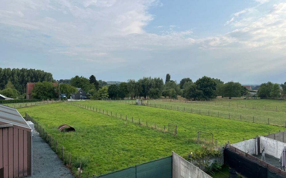 LEEMANS IMMOBILIËN biedt u dit drieslaapkamerappartement te huur aan in een klein residentieel appartementsgebouw van drie wooneenheden te Asse. 

Dit betreft een appartement met een netto bewoonbare oppervlakte van maar liefst +- 130m² in totaliteit.  