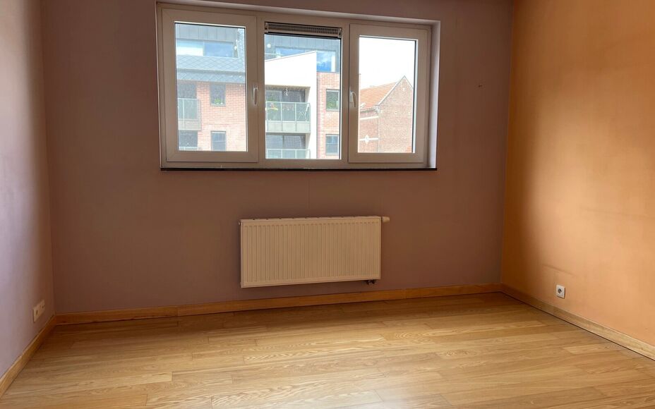 LEEMANS IMMOBILIËN biedt volgend instapklaar tweeslaapkamer-appartement te huur aan, gelegen op een toplocatie in het centrum van Asse.  

Op zoek naar een zéér gezellig appartement op wandelafstand van de de markt van Asse en haar winkelstraten? 

Dan