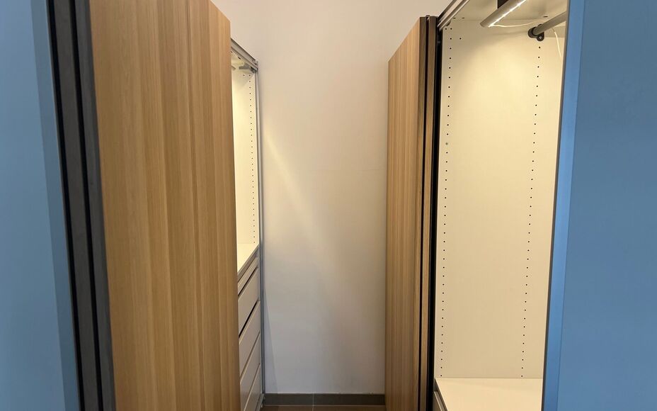 LEEMANS IMMOBILIËN biedt volgend nieuwbouwappartement te huur aan, gelegen op een toplocatie nabij het centrum van Asse.  

Op zoek naar een zéér gezellig appartement op wandelafstand van de Sint-Martinuskerk, de markt van Asse en de winkelstraten? 

D