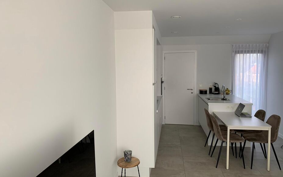 Dit prachtige nieuwbouwappartement is gelegen in het centrum van Asse, op een uiterst rustige locatie en toch vlak bij alle voorzieningen. Winkels, openbaar vervoer, scholen, sportinfrastructuur en belangrijke invalswegen bevinden zich op wandelafstand.
H