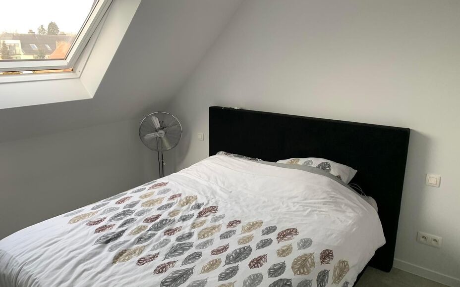 Dit prachtige nieuwbouwappartement is gelegen in het centrum van Asse, op een uiterst rustige locatie en toch vlak bij alle voorzieningen. Winkels, openbaar vervoer, scholen, sportinfrastructuur en belangrijke invalswegen bevinden zich op wandelafstand.
H