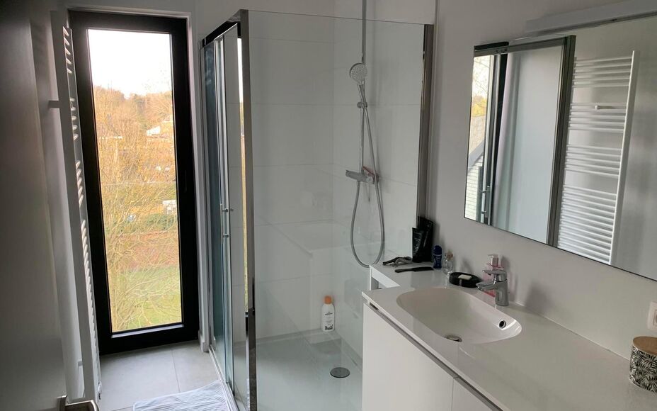 Dit prachtige nieuwbouwappartement is gelegen in het centrum van Asse, op een uiterst rustige locatie en toch vlak bij alle voorzieningen. Winkels, openbaar vervoer, scholen, sportinfrastructuur en belangrijke invalswegen bevinden zich op wandelafstand.
H