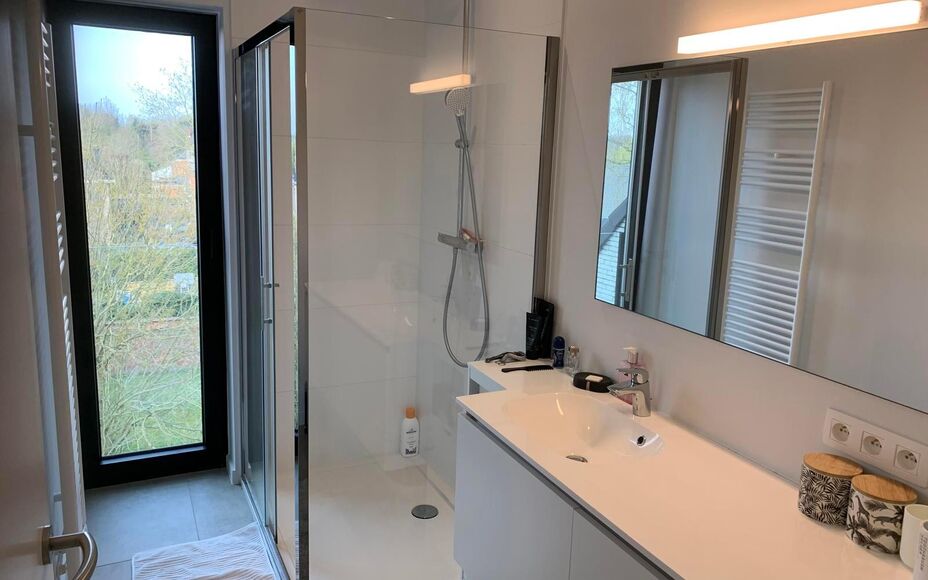 Dit prachtige nieuwbouwappartement is gelegen in het centrum van Asse, op een uiterst rustige locatie en toch vlak bij alle voorzieningen. Winkels, openbaar vervoer, scholen, sportinfrastructuur en belangrijke invalswegen bevinden zich op wandelafstand.
H