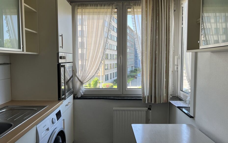 LEEMANS IMMOBILIËN biedt u dit tweeslaapkamer appartement te huur aan op een zéér gunstige locatie op de grens van de gemeente Groot-Bijgaarden met Zellik, op wandelafstand van alle voorzieningen. 

Dit betreft een tweeslaapkamer appartement op de twee