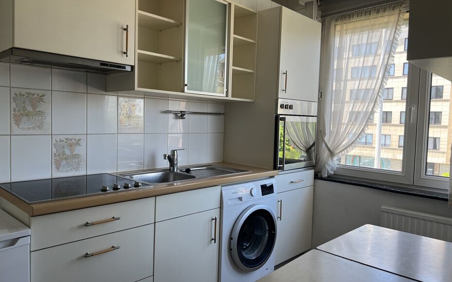 LEEMANS IMMOBILIËN biedt u dit tweeslaapkamer appartement te huur aan op een zéér gunstige locatie op de grens van de gemeente Groot-Bijgaarden met Zellik, op wandelafstand van alle voorzieningen. 

Dit betreft een tweeslaapkamer appartement op de twee
