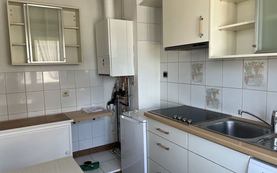 LEEMANS IMMOBILIËN biedt u dit tweeslaapkamer appartement te huur aan op een zéér gunstige locatie op de grens van de gemeente Groot-Bijgaarden met Zellik, op wandelafstand van alle voorzieningen. 

Dit betreft een tweeslaapkamer appartement op de twee
