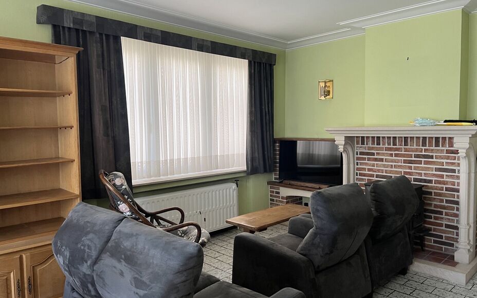LEEMANS IMMOBILIËN biedt u dit tweeslaapkamer appartement te huur aan op een zéér gunstige locatie op de grens van de gemeente Groot-Bijgaarden met Zellik, op wandelafstand van alle voorzieningen. 

Dit betreft een tweeslaapkamer appartement op de twee