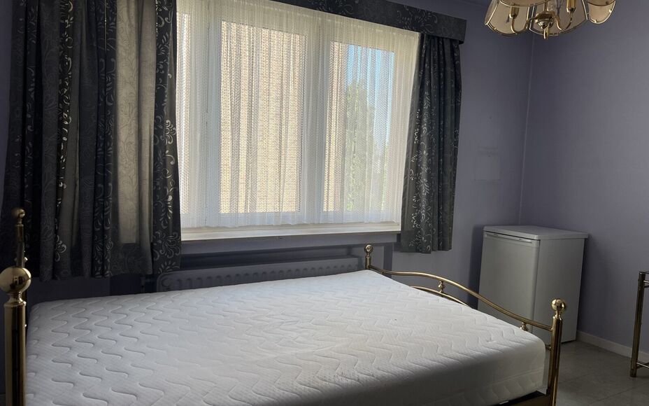 LEEMANS IMMOBILIËN biedt u dit tweeslaapkamer appartement te huur aan op een zéér gunstige locatie op de grens van de gemeente Groot-Bijgaarden met Zellik, op wandelafstand van alle voorzieningen. 

Dit betreft een tweeslaapkamer appartement op de twee
