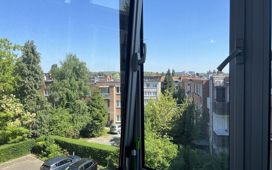 LEEMANS IMMOBILIËN biedt u dit tweeslaapkamer appartement te huur aan op een zéér gunstige locatie op de grens van de gemeente Groot-Bijgaarden met Zellik, op wandelafstand van alle voorzieningen. 

Dit betreft een tweeslaapkamer appartement op de twee