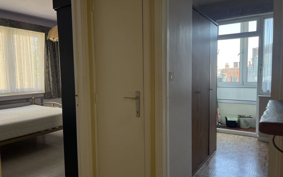 LEEMANS IMMOBILIËN biedt u dit tweeslaapkamer appartement te huur aan op een zéér gunstige locatie op de grens van de gemeente Groot-Bijgaarden met Zellik, op wandelafstand van alle voorzieningen. 

Dit betreft een tweeslaapkamer appartement op de twee