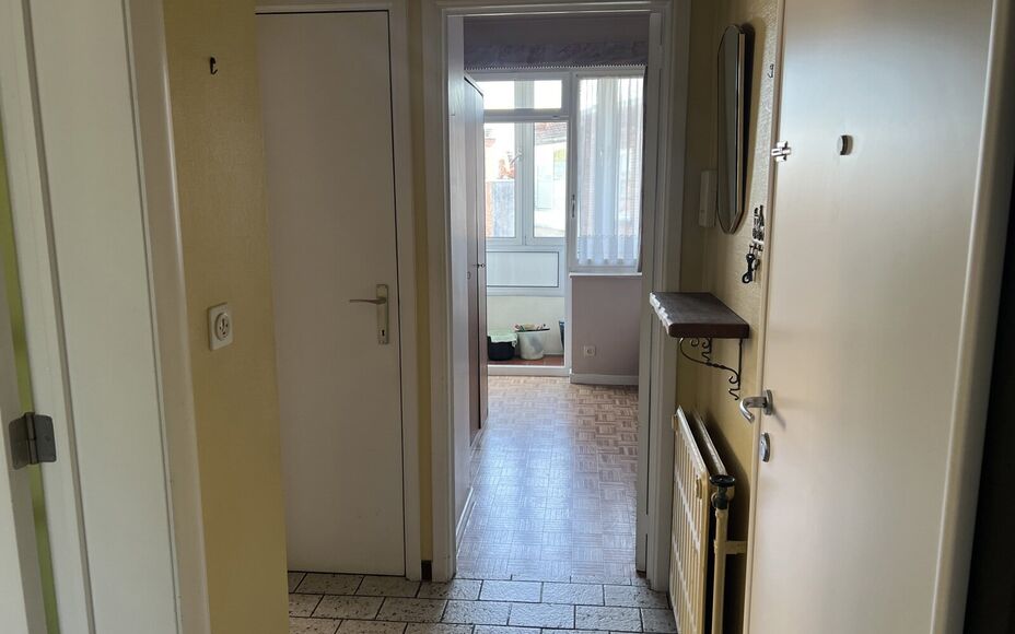 LEEMANS IMMOBILIËN biedt u dit tweeslaapkamer appartement te huur aan op een zéér gunstige locatie op de grens van de gemeente Groot-Bijgaarden met Zellik, op wandelafstand van alle voorzieningen. 

Dit betreft een tweeslaapkamer appartement op de twee