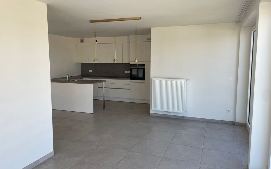 LEEMANS Immobiliën biedt u dit gezellig nieuwbouw appartement in centrum Groot-Bijgaarden. Het appartement maakt deel uit van een kleine residentie in een rustige woonwijk, gelegen op de tweede verdieping en in de nabijheid van alle nodige faciliteiten (