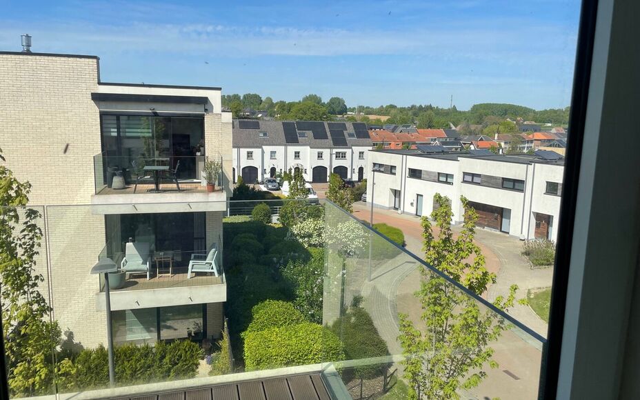 LEEMANS Immobiliën biedt u dit gezellig nieuwbouw appartement in centrum Groot-Bijgaarden. Het appartement maakt deel uit van een kleine residentie in een rustige woonwijk, gelegen op de tweede verdieping en in de nabijheid van alle nodige faciliteiten (